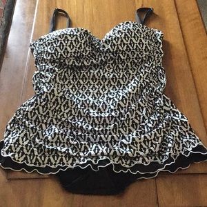 Black and White 1 piece Swimwear